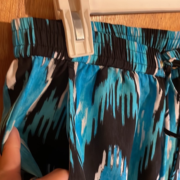 •MICHAEL MICHAEL KORS•BLUE/BLACK/WHITE ABSTRACT SUMMER SHORTS SIZE SMALL - Picture 5 of 10
